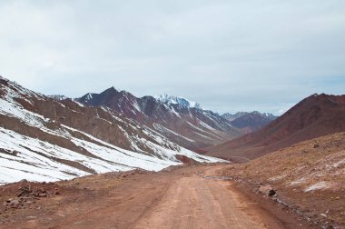 Pamir otoyolu boyunca güzel bir dağlık arazi. Tacikistan, Pamir Dağları, Asya