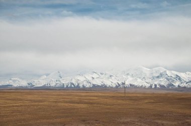 Pamir otoyolu boyunca güzel bir dağlık arazi. Tacikistan, Pamir Dağları, Asya