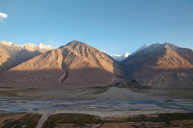 Wakhan koridorunun manzarası - Afganistan ve Tacikistan arasındaki dar arazi. Pyandzh Nehri bir sınırdır. Pamir Dağları, Asya