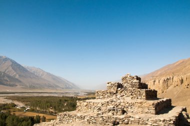 Wakhan koridorunun manzarası - Afganistan ve Tacikistan arasındaki dar arazi. Pyandzh Nehri bir sınırdır. Pamir Dağları, Asya