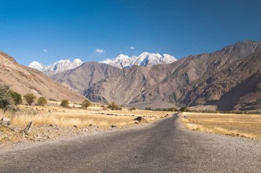 Wakhan koridorunun manzarası - Afganistan ve Tacikistan arasındaki dar arazi. Pyandzh Nehri bir sınırdır. Pamir Dağları, Asya