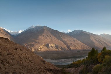 Wakhan koridorunun manzarası - Afganistan ve Tacikistan arasındaki dar arazi. Pyandzh Nehri bir sınırdır. Pamir Dağları, Asya