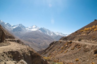 Wakhan koridorunun manzarası - Afganistan ve Tacikistan arasındaki dar arazi. Pyandzh Nehri bir sınırdır. Pamir Dağları, Asya