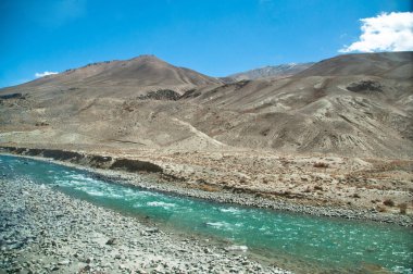 Wakhan koridorunun manzarası - Afganistan ve Tacikistan arasındaki dar arazi. Pyandzh Nehri bir sınırdır. Pamir Dağları, Asya