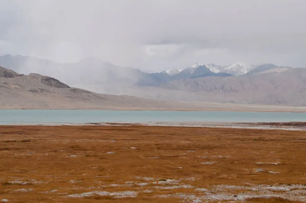 Tacikistan 'ın Horoq kenti yakınlarındaki Pamir otoyolunun manzarası