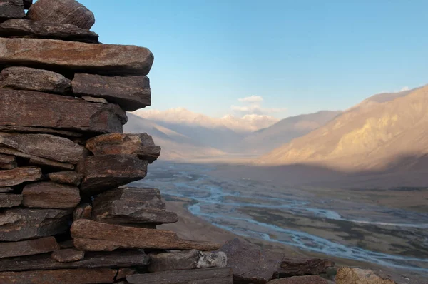 Wakhan koridorunun manzarası - Afganistan ve Tacikistan arasındaki dar arazi. Pyandzh Nehri bir sınırdır. Pamir Dağları, Asya