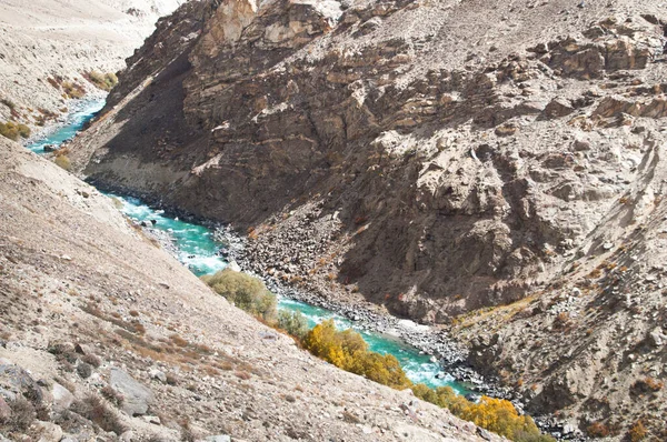 瓦坎走廊的景观 阿富汗和塔吉克斯坦之间狭窄的土地 Pyandzh河是一条边界 亚洲帕米尔山区 — 图库照片