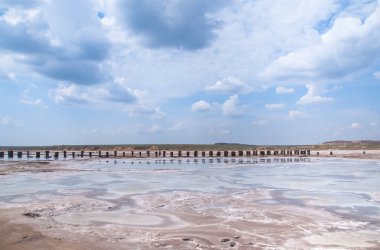Rusya 'nın güneyindeki ünlü tuz gölü Baskunchak kıyısında yürüyorum.