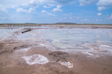 Rusya 'nın güneyindeki ünlü tuz gölü Baskunchak kıyısında yürüyorum.