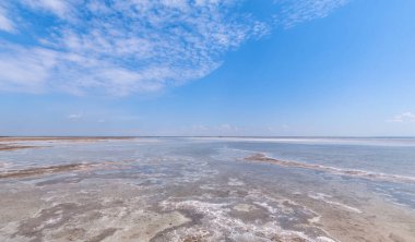 Rusya 'nın güneyindeki ünlü tuz gölü Baskunchak kıyısında yürüyorum.
