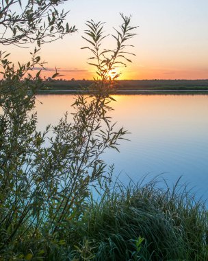 Rusya 'nın Bashkortostan cumhuriyetinde, Agidel' de küçük bir nehirde güzel bir gün batımının tadını çıkarıyorum.