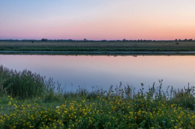 Rusya 'nın Bashkortostan cumhuriyetinde, Agidel' de küçük bir nehirde güzel bir gün batımının tadını çıkarıyorum.