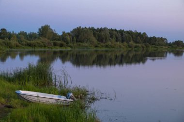 Rusya 'nın Bashkortostan cumhuriyetinde, Agidel' de küçük bir nehirde güzel bir gün batımının tadını çıkarıyorum.