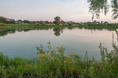 Rusya 'nın Samara bölgesindeki küçük nehrin kıyısında sakin bir akşam.