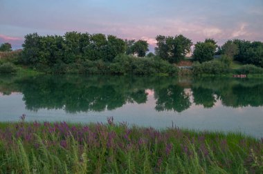 Rusya 'nın Samara bölgesindeki küçük nehrin kıyısında sakin bir akşam.