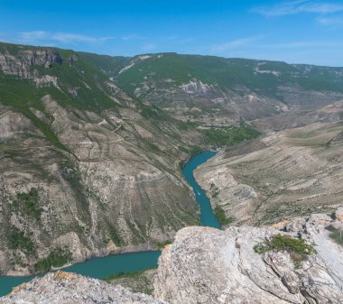 Rusya 'nın Dağıstan cumhuriyetindeki Kafkasya dağlarındaki meşhur Sulak Kanyonu manzarası