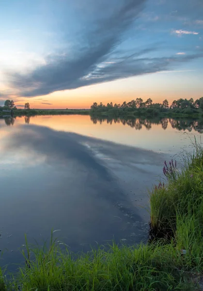 Rusya 'nın Bashkortostan cumhuriyetinin Agidel kasabasındaki küçük nehrin yakınındaki bir ormanda günbatımının tadını çıkarıyorum.
