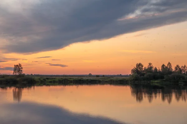 Rusya 'nın Bashkortostan cumhuriyetinin Agidel kasabasındaki küçük nehrin yakınındaki bir ormanda günbatımının tadını çıkarıyorum.