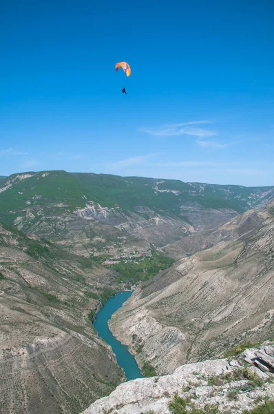 Rusya 'nın Dağıstan cumhuriyetindeki Kafkasya dağlarındaki meşhur Sulak Kanyonu manzarası