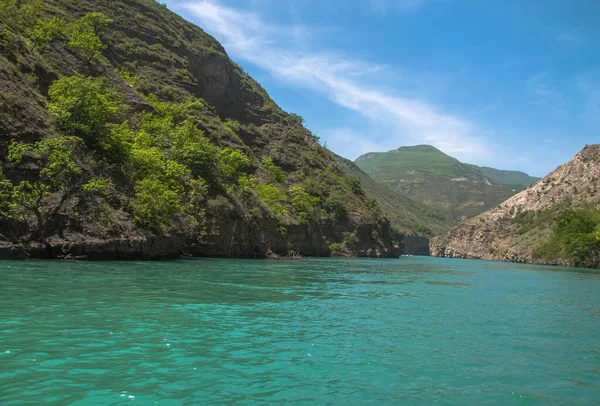 Rusya 'nın Dağıstan cumhuriyetindeki Kafkasya dağlarındaki meşhur Sulak kanyonunda sürat teknesinde yüzmek.