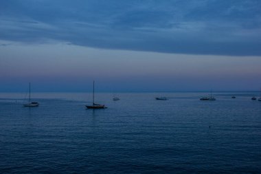 Monterosso al Mare, İtalya 'da Günbatımında Denizde Tekne Manzarası