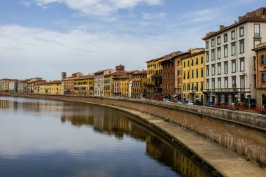 Pisa, İtalya - 9 Temmuz 2017: Bir Yaz Günü Arno Nehri 'nde Yürüyen İnsanlar