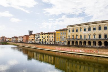 Pisa, İtalya - 9 Temmuz 2017: Bir Yaz Günü boyunca Arno Nehri boyunca Geleneksel Renkli Binalar