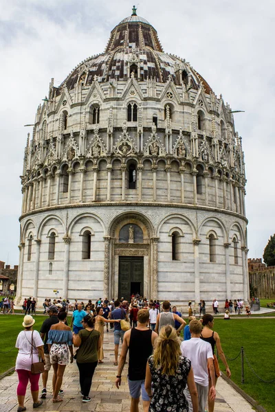 Pisa Italy July 2017 View Tourists San Giovanni Baptistery Piazza — Stock Photo, Image