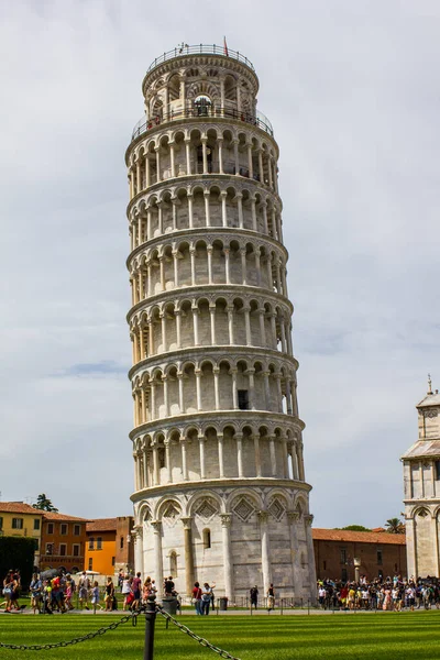 Pisa Italy July 2017 View Tourists Leaning Tower Pisa Cathedral — Stock Photo, Image