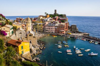 Vernazza, İtalya - 8 Temmuz 2017: Turistler, Renkli Evler, Santa Margherita d 'Antiochia Kilisesi ve Doria Şatosu Yaz Günü