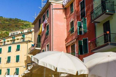 Vernazza, İtalya - 8 Temmuz 2017: Bir Yaz Günü Geleneksel Renkli Binalara Bakış