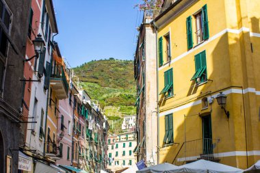 Vernazza, İtalya - 8 Temmuz 2017: Bir Yaz Günü Geleneksel Renkli Binalara Bakış