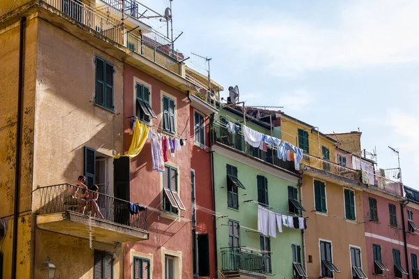 Vernazza Італія Липня 2017 Пара Місць Балконі Традиційного Барвистого Будинку — стокове фото