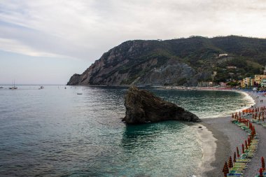 Monterosso al Mare, İtalya - 8 Temmuz 2017: Monterosso al Mare 'de Turist ve Fegina Sahili