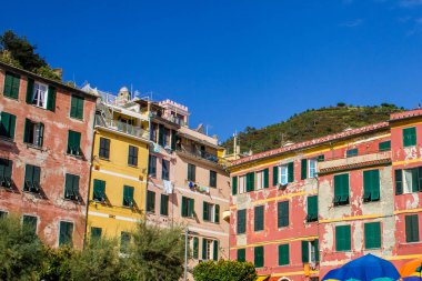 Vernazza, İtalya - 8 Temmuz 2017: Bir Yaz Günü Geleneksel Renkli Evlere Bakış