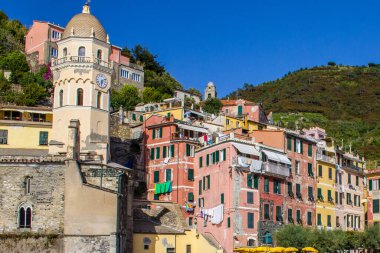 Vernazza, İtalya - 8 Temmuz 2017: Santa Margherita d 'Antiochia Kilisesi ve Vernazza Renkli Evleri, Cinque Terre