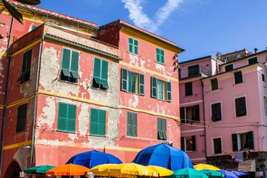 Vernazza, İtalya - 8 Temmuz 2017: Bir Yaz Günü Geleneksel Renkli Evlere Bakış