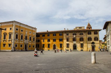 Pisa, İtalya - 9 Temmuz 2017: Bir Yaz Günü Pisa 'daki Piazza dei Cavalieri' de (Şövalyeler Meydanı) Turistlere Bakış