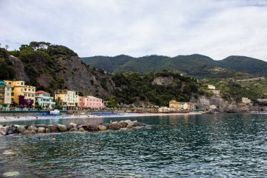 Monterosso al Mare, İtalya - 8 Temmuz 2017: Bir Yaz Günü Geleneksel Renkli Binalara Bakış