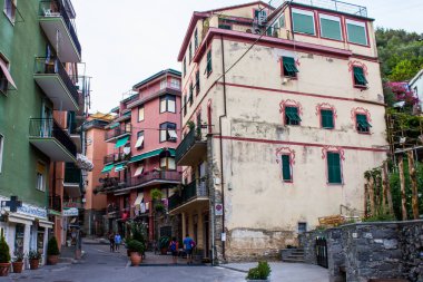 Monterosso al Mare, İtalya - 8 Temmuz 2017: Bir Yaz Günü Eski Kasabada Yürüyen Turistleri İzleme