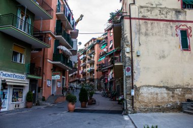 Monterosso al Mare, İtalya - 8 Temmuz 2017: Monterosso al Mare 'de Yürüyen Turistlere Bakış