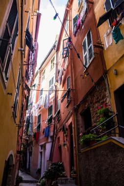 Vernazza, İtalya - 8 Temmuz 2017: Vernazza Eski Kasabası 'nda Geleneksel Renkli Binalar ve Kuru Kıyafetlerle Bir Dar Sokak Manzarası