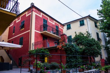 Monterosso al Mare, İtalya - 8 Temmuz 2017: Monterosso al Mare 'deki Geleneksel Renkli Binalar