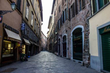 Lucca, İtalya - 9 Temmuz 2017: Lucca Eski Kasabası 'ndaki Geleneksel Eski İnşaat ve Mağazalara Bakış