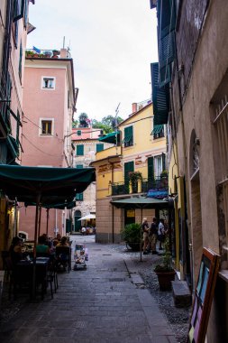Monterosso al Mare, İtalya - 8 Temmuz 2017: Monterosso al Mare 'de Bir Yaz Günü Restoranında Turistler