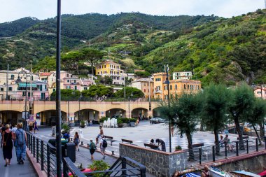 Monterosso al Mare, İtalya - 8 Temmuz 2017: Monterosso al Mare 'de Bir Yaz Günü Gezen Turistlere Bakış