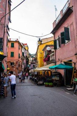 Monterosso al Mare, İtalya - 8 Temmuz 2017: Monterosso al Mare Eski Kasabasında Yürüyen İnsanlar