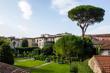 Lucca, İtalya - 9 Temmuz 2017: Şehir Duvarlarından Pfanner Sarayı ve Bahçesi