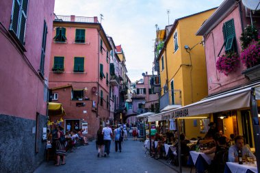 Monterosso al Mare, İtalya - 8 Temmuz 2017: Monterosso al Mare Eski Kasabasında Yürüyen İnsanlar