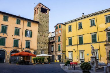 Lucca, İtalya - 9 Temmuz 2017: Lucca Eski Kasabası Piazza del Salvatore manzarası